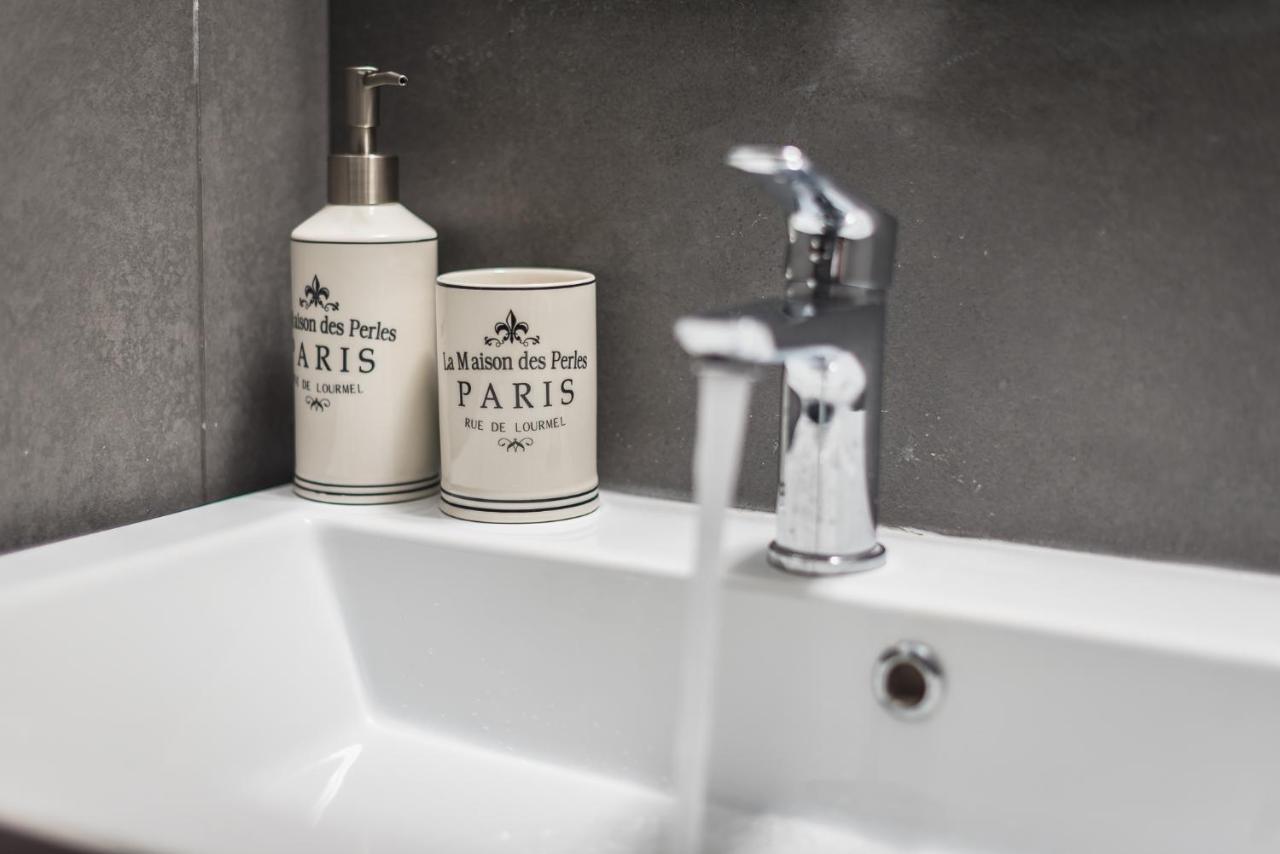 Modern Apartment Downtown アテネ エクステリア 写真